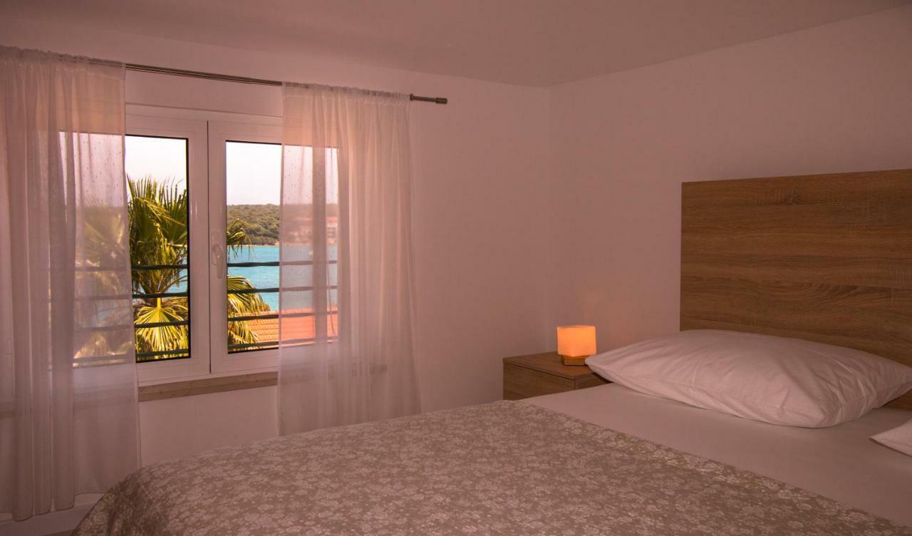 Ceratonia Apartments Loviste Ngoại thất bức ảnh