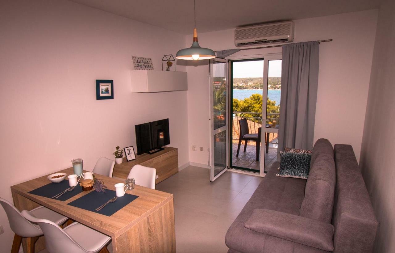 Ceratonia Apartments Loviste Ngoại thất bức ảnh